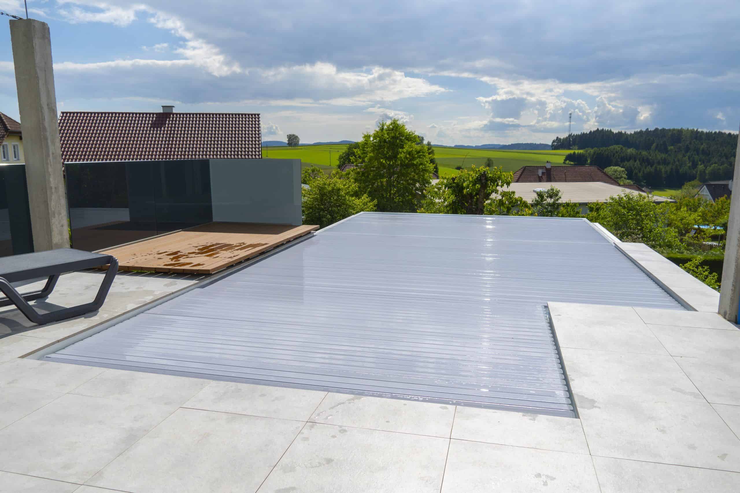 Über uns 6 Innenpool mit Naturstein-Design und großflächigen Fenstern.
